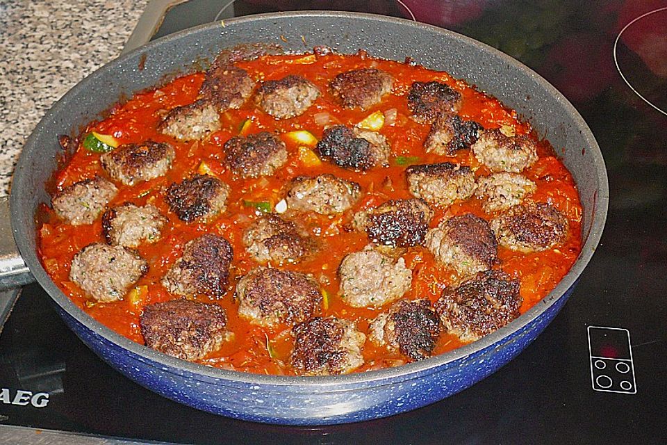 Albondigas in Tomatensauce