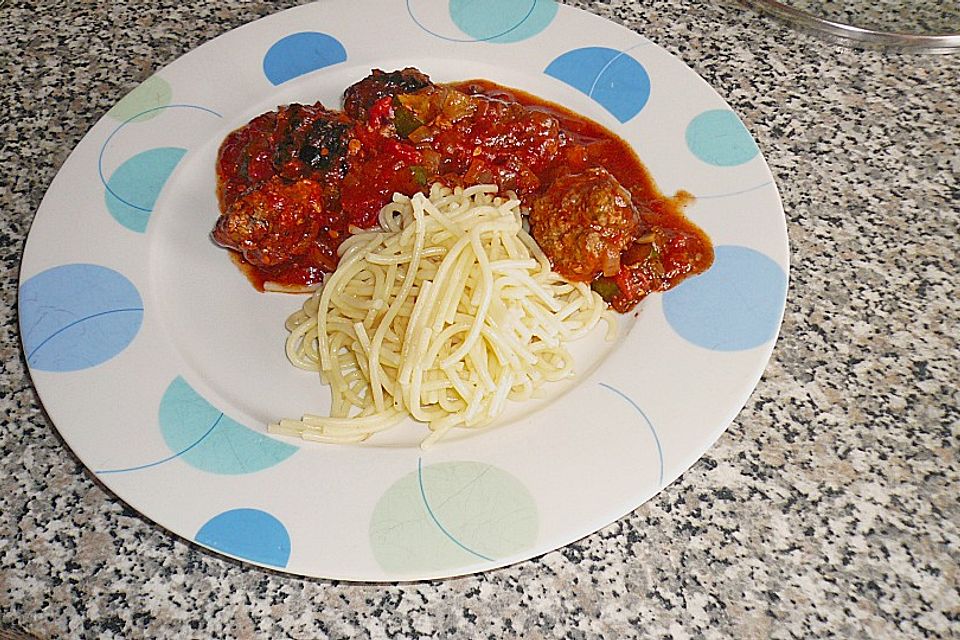 Albondigas in Tomatensauce