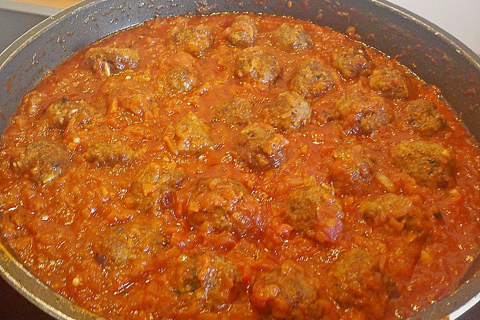 Albondigas in Tomatensauce