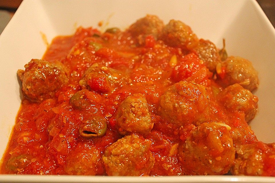 Albondigas in Tomatensauce