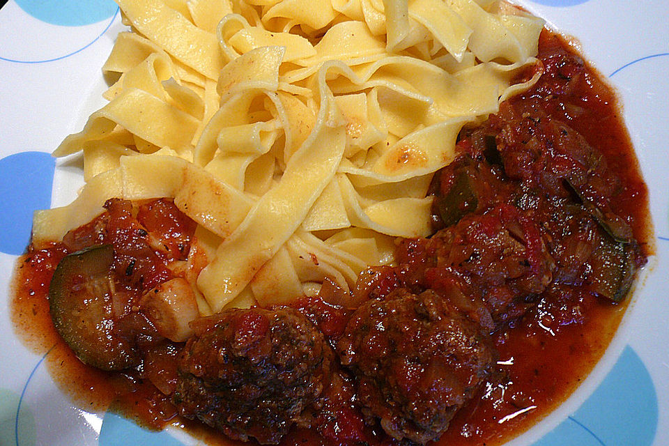 Albondigas in Tomatensauce