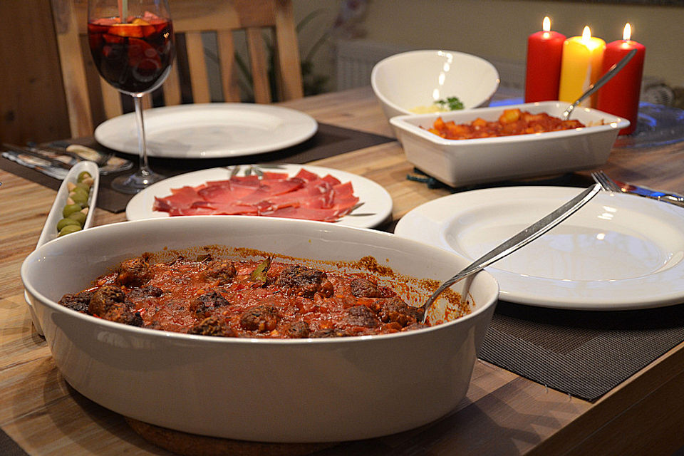 Albondigas in Tomatensauce