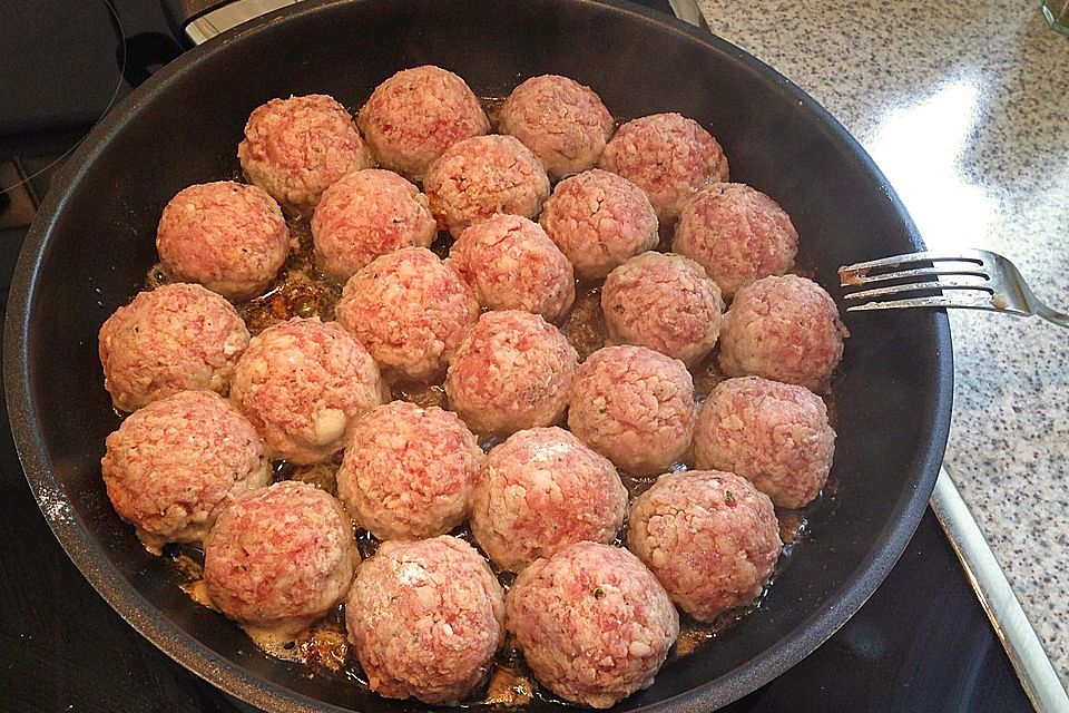 Albondigas in Tomatensauce