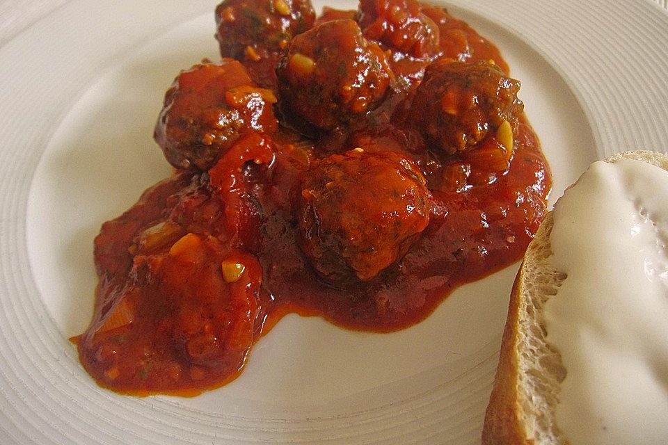 Albondigas in Tomatensauce