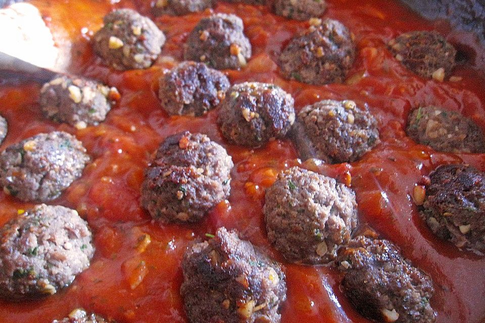 Albondigas in Tomatensauce