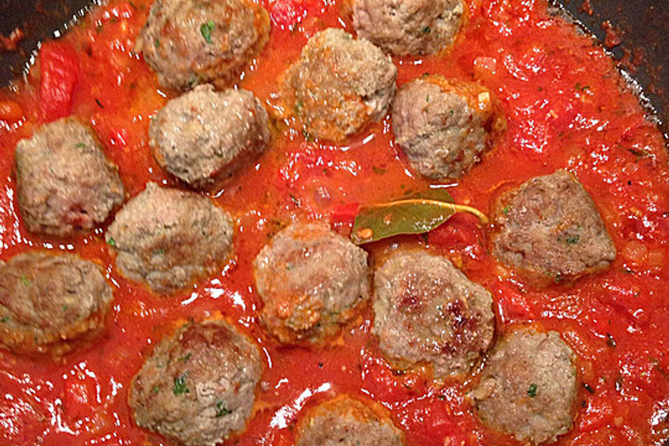 Albondigas in Tomatensauce