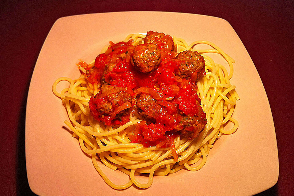 Albondigas in Tomatensauce