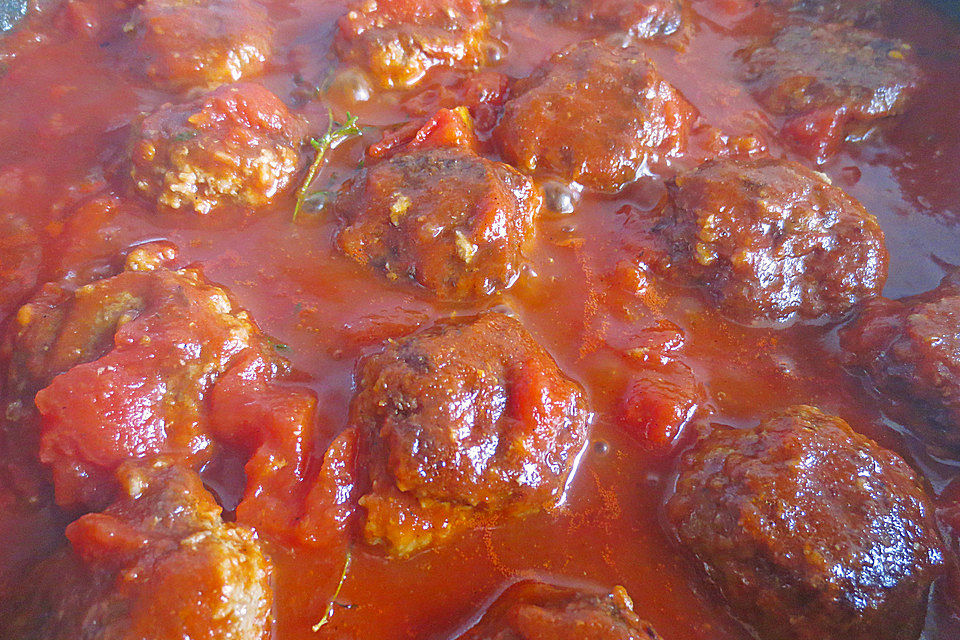 Albondigas in Tomatensauce