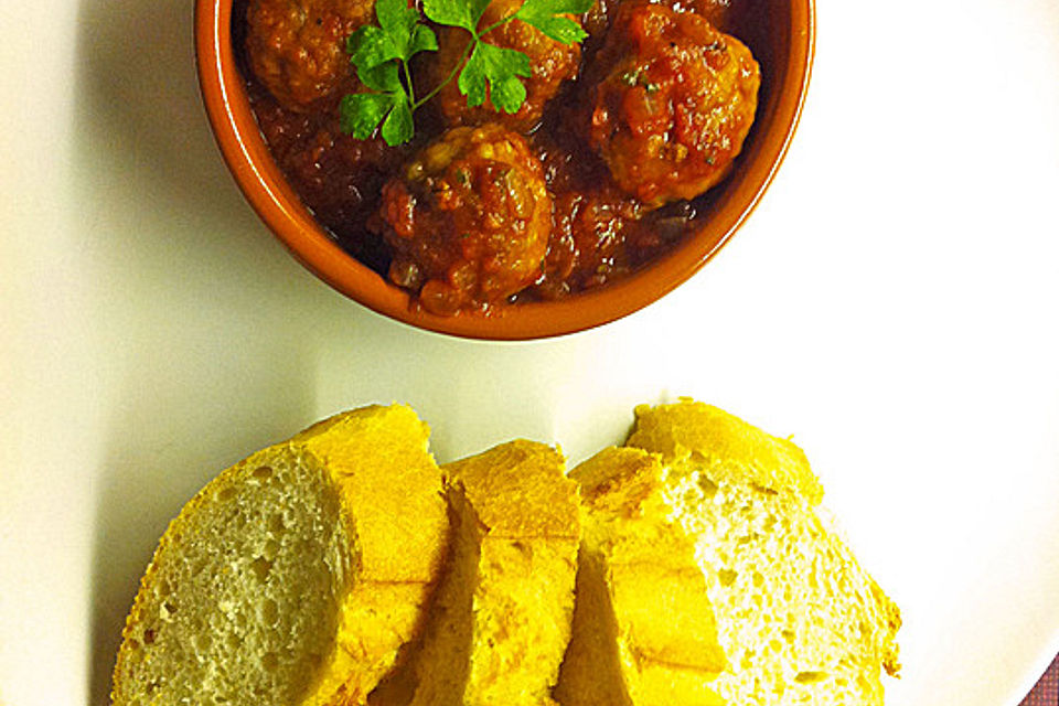 Albondigas in Tomatensauce