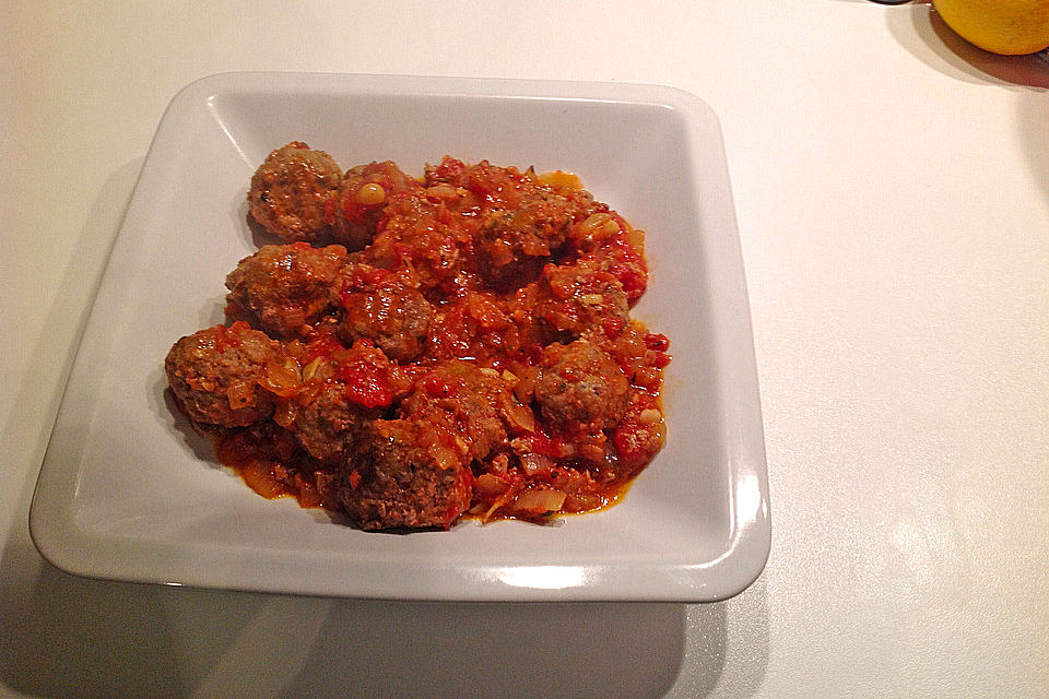 Albondigas in Tomatensauce