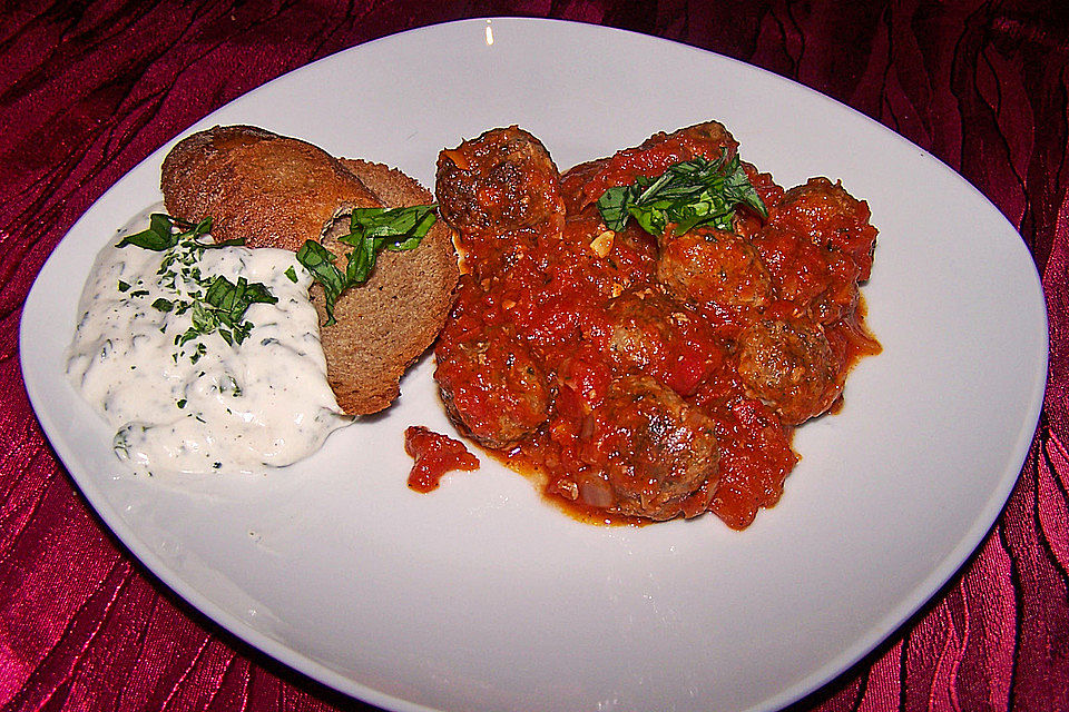 Albondigas in Tomatensauce