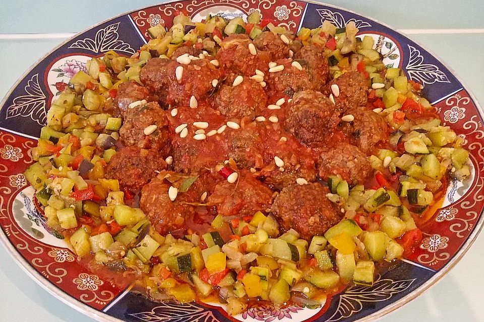 Albondigas in Tomatensauce