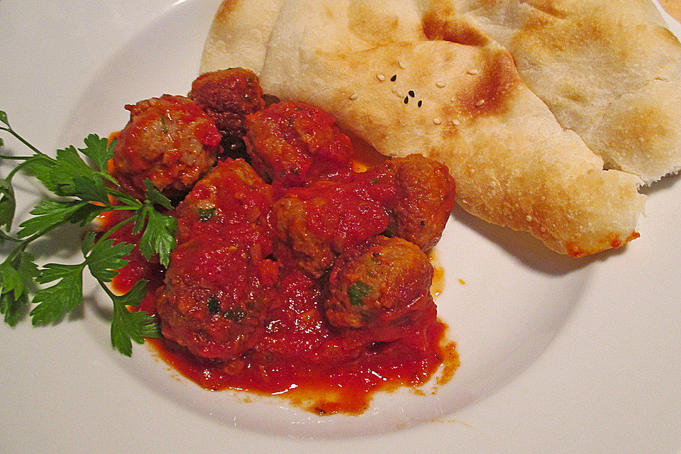 Albondigas in Tomatensauce