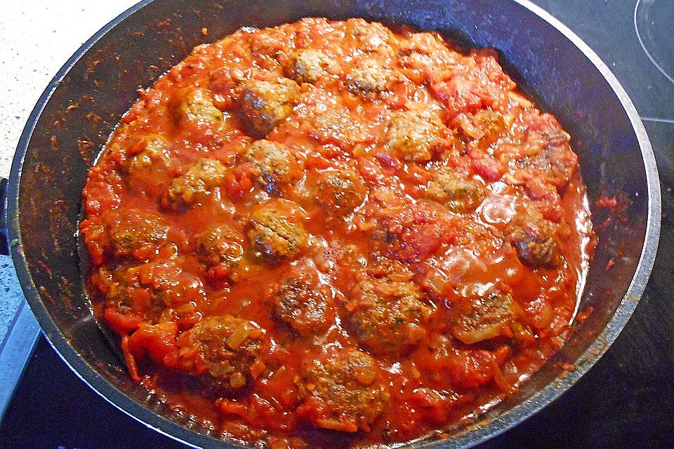 Albondigas in Tomatensauce