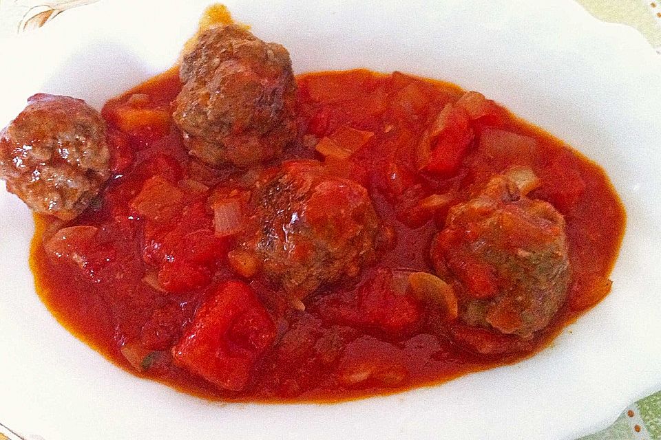 Albondigas in Tomatensauce