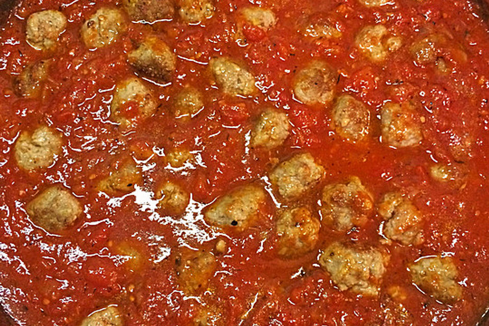 Albondigas in Tomatensauce