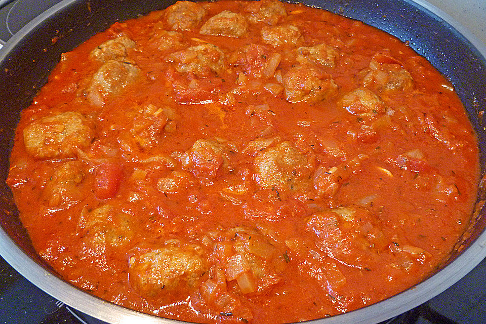 Albondigas in Tomatensauce