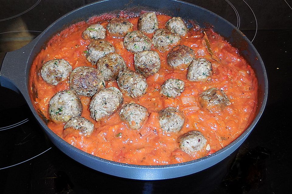 Albondigas in Tomatensauce