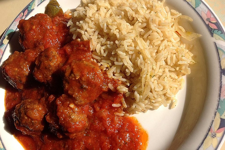 Albondigas in Tomatensauce