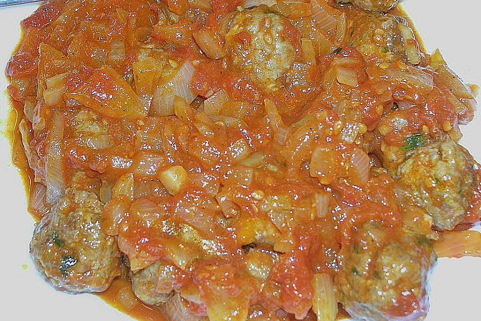 Albondigas in Tomatensauce