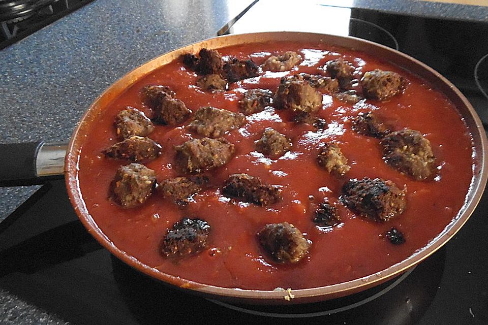 Albondigas in Tomatensauce