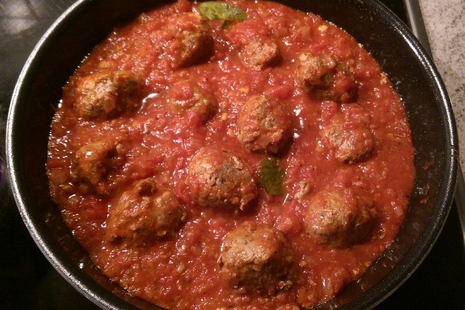 Albondigas in Tomatensauce