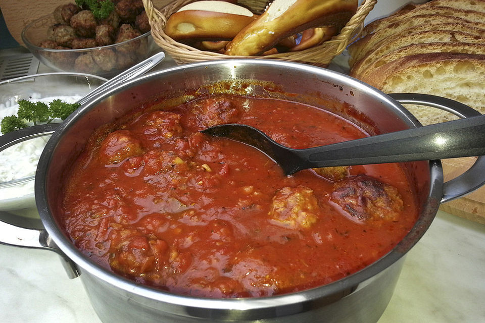 Albondigas in Tomatensauce