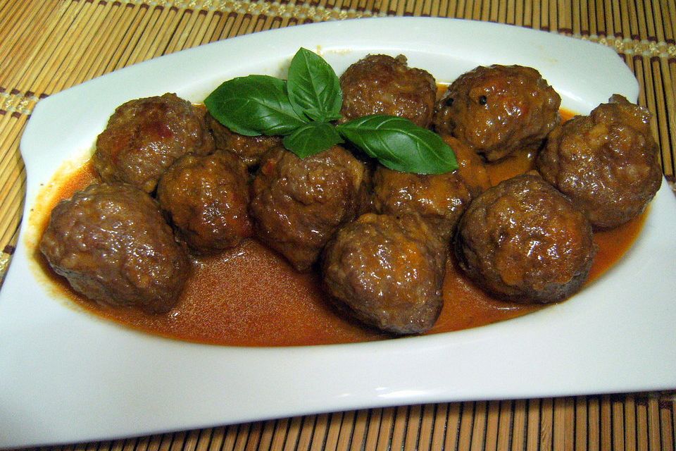 Albondigas in Tomatensauce