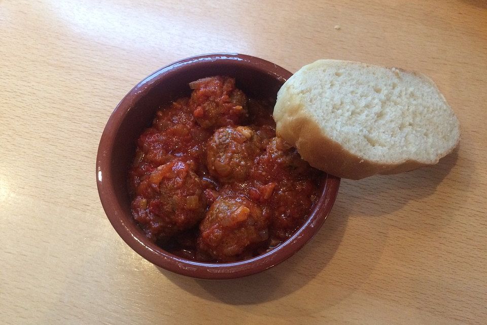 Albondigas in Tomatensauce