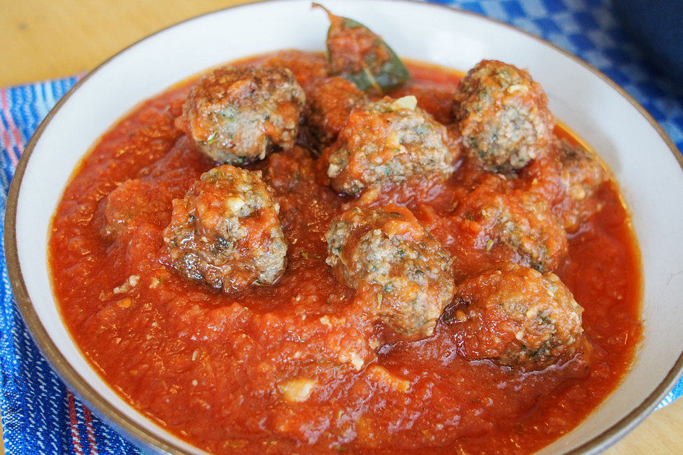 Albondigas in Tomatensauce