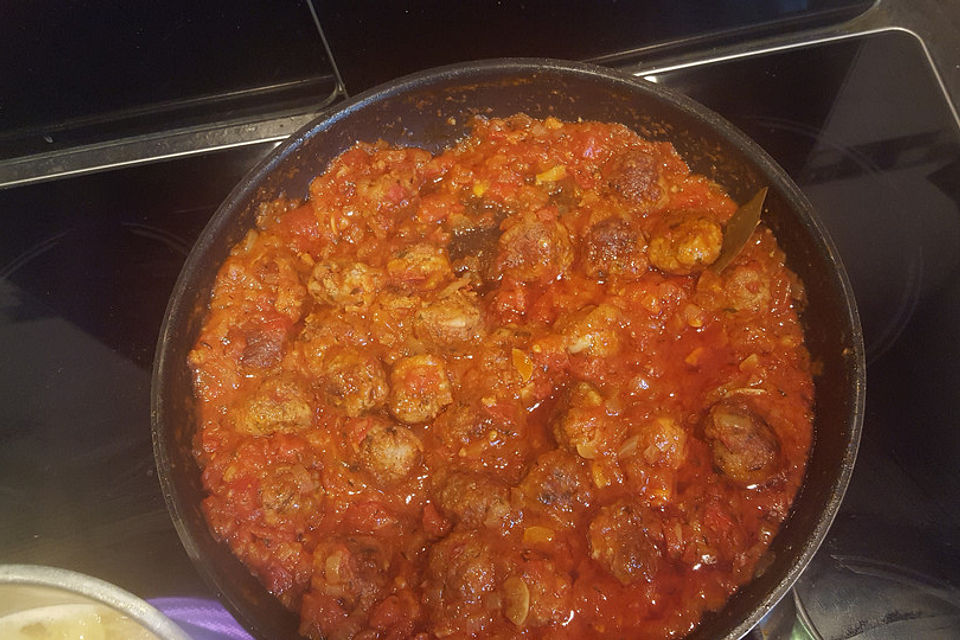 Albondigas in Tomatensauce