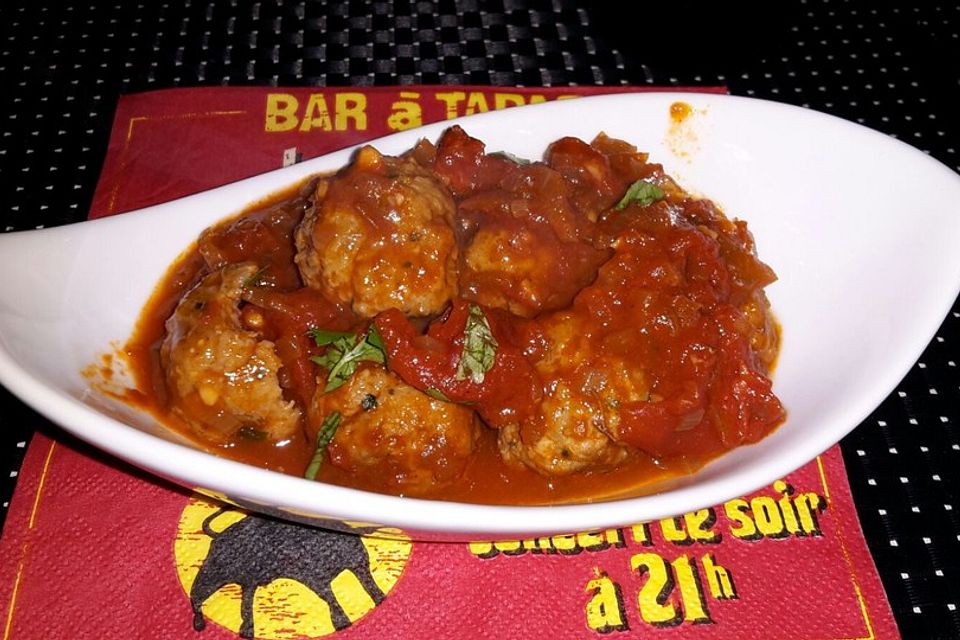 Albondigas in Tomatensauce