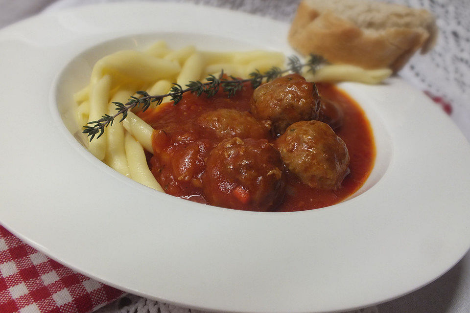 Albondigas in Tomatensauce