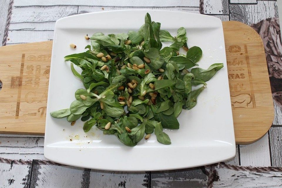 Feldsalat mit Pinienkernen