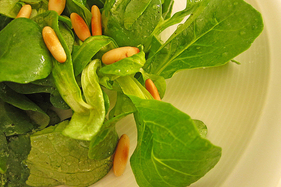 Feldsalat mit Pinienkernen Feldsalat mit Pinienkernen