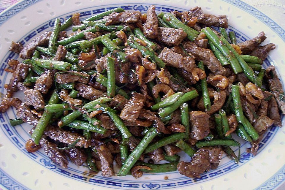 Rindfleisch mit Schlangenbohnen und getrockneten Garnelen