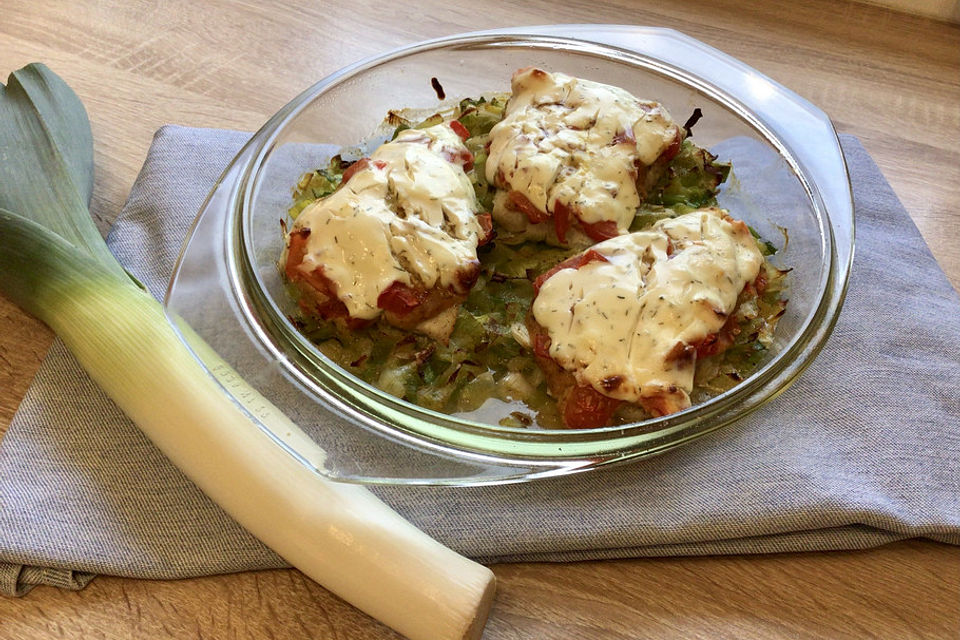 Fischfilet-Gratin mit Porree und Tomaten