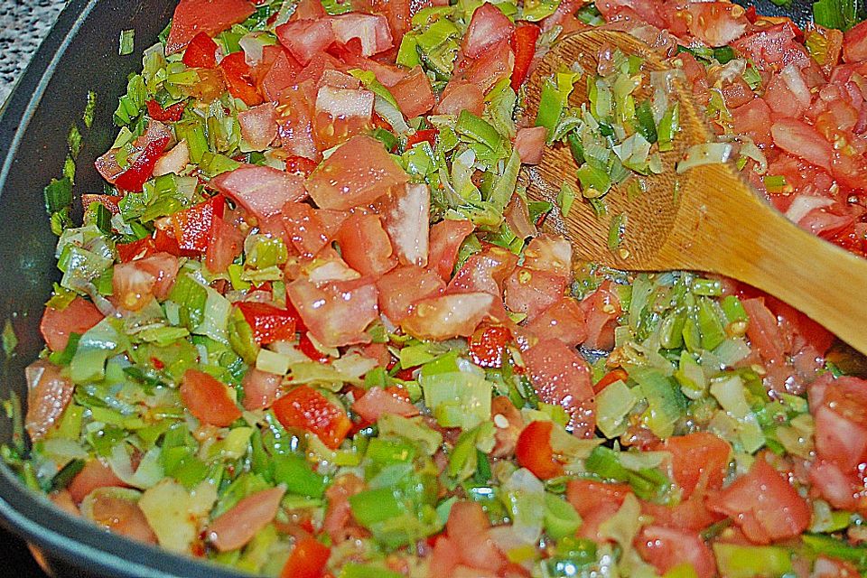 Fischfilet-Gratin mit Porree und Tomaten