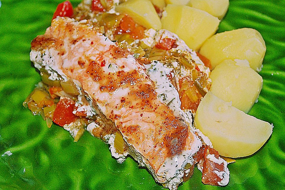 Fischfilet-Gratin mit Porree und Tomaten