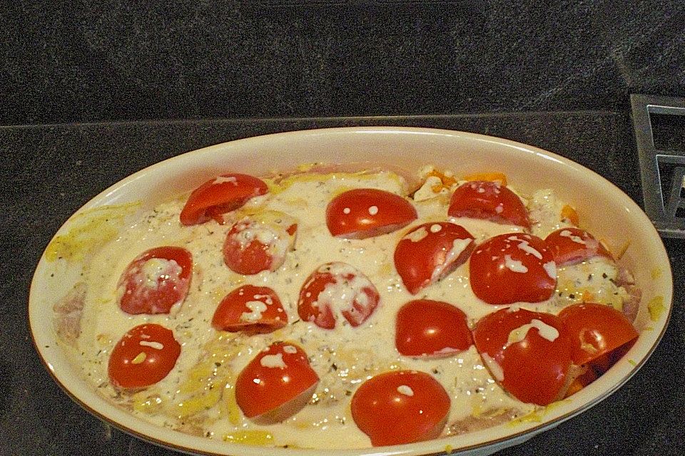 Fischfilet-Gratin mit Porree und Tomaten