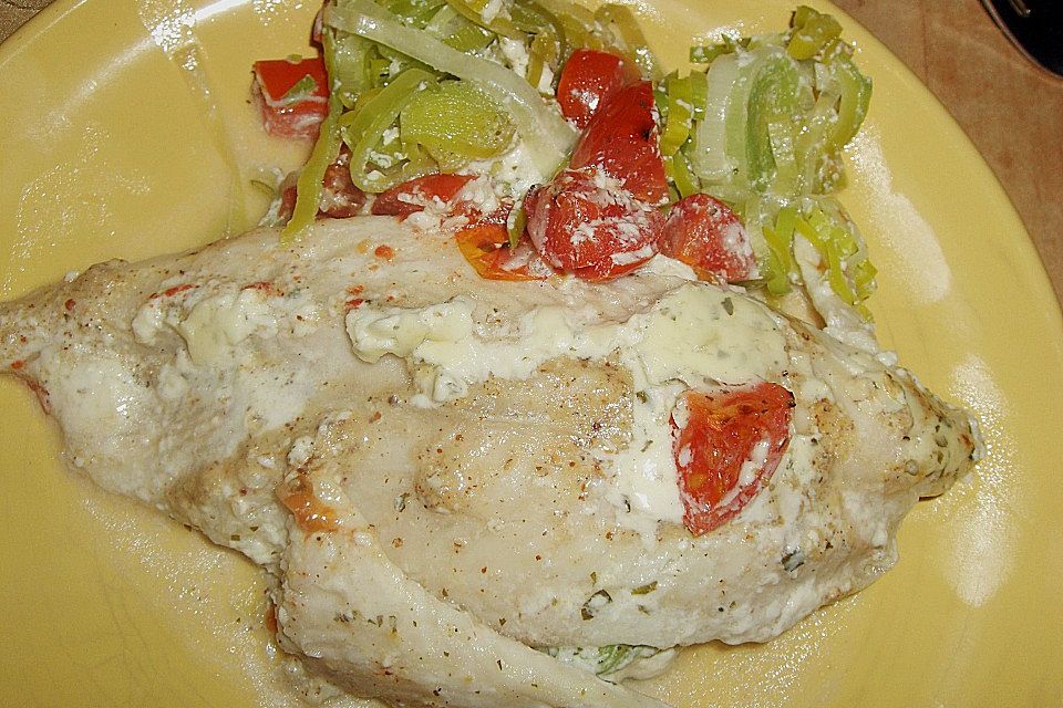 Fischfilet-Gratin mit Porree und Tomaten