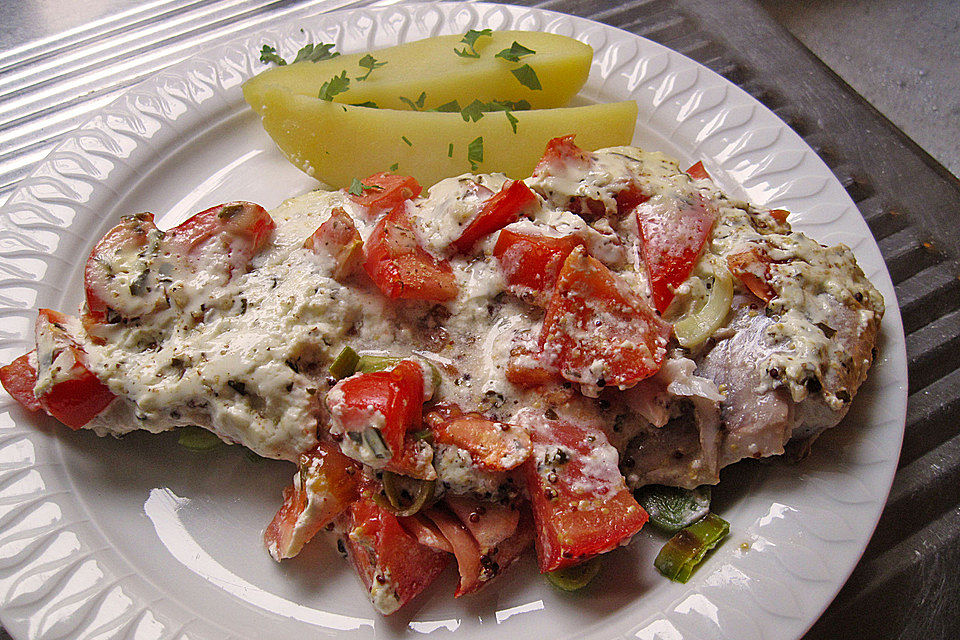 Fischfilet-Gratin mit Porree und Tomaten