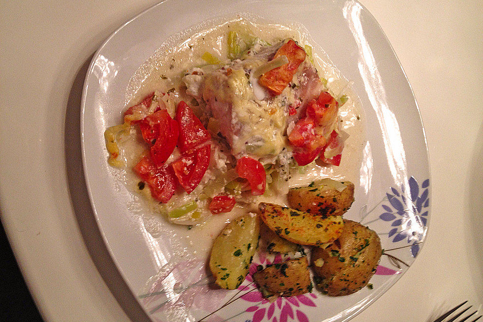 Fischfilet-Gratin mit Porree und Tomaten