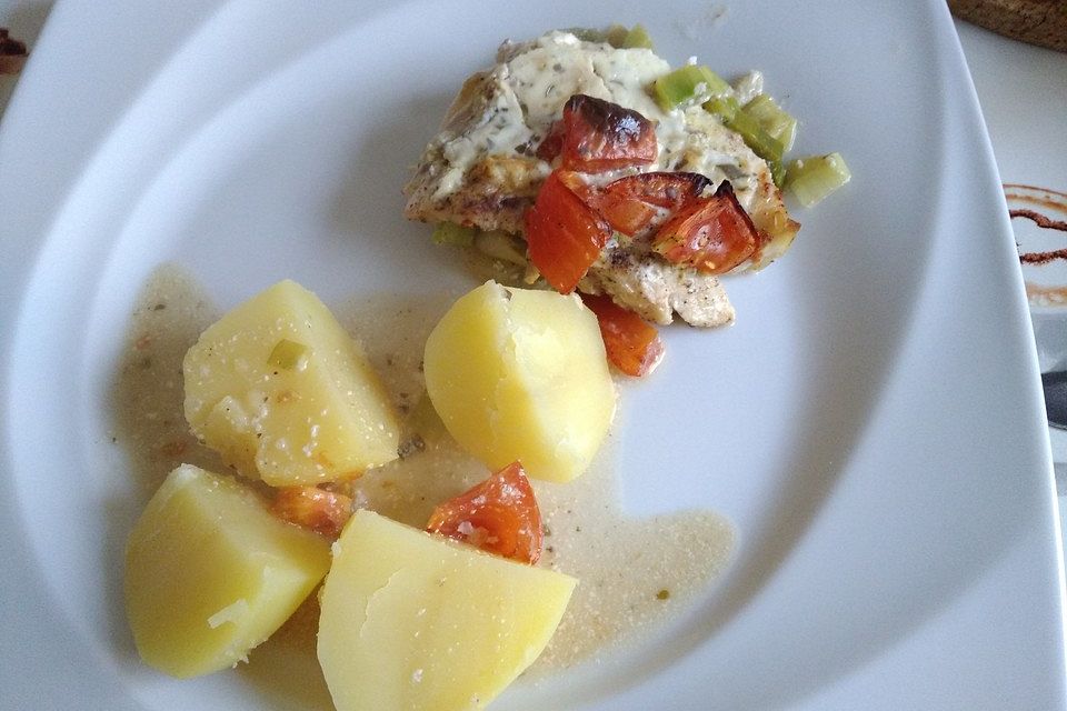 Fischfilet-Gratin mit Porree und Tomaten