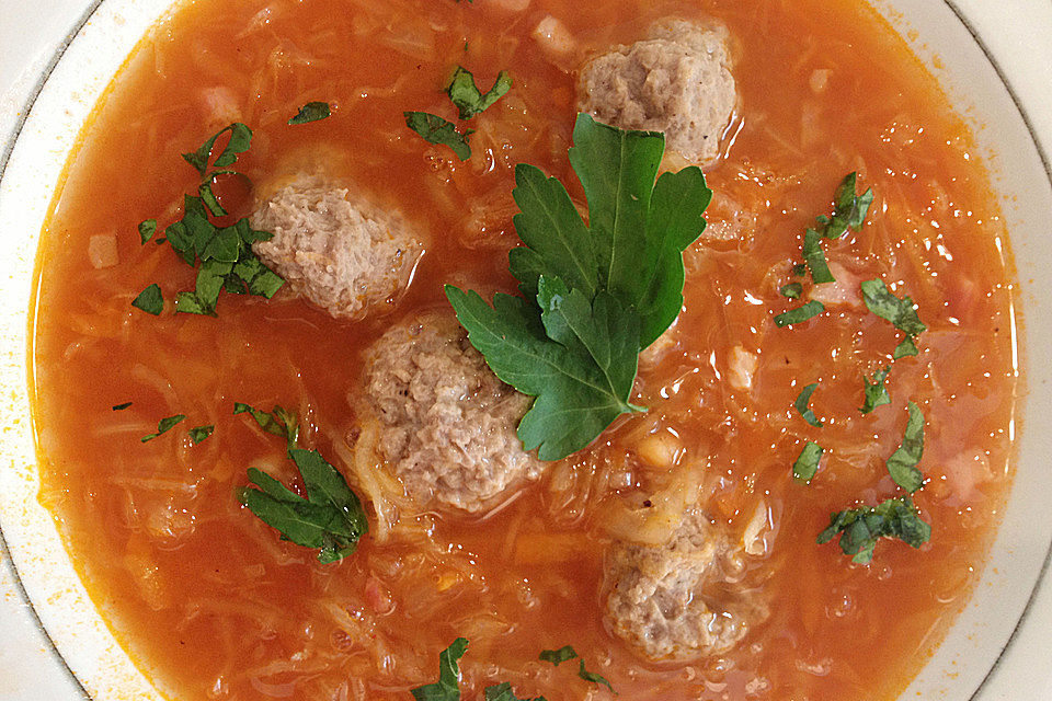 Herzhafte Suppe mit Sauerkraut und Frikadellen nach russischer Art