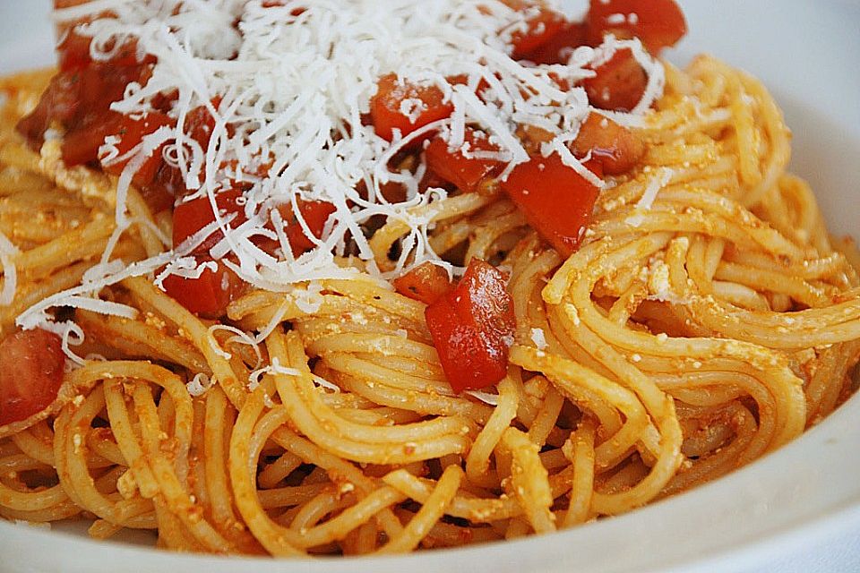 Spaghetti mit rotem Pesto und Schafskäse