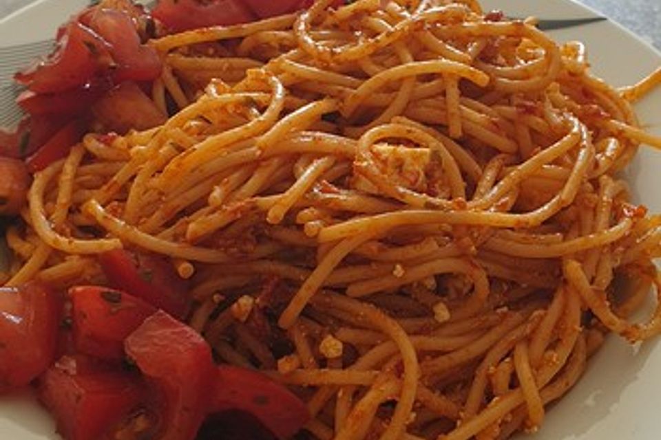 Spaghetti mit rotem Pesto und Schafskäse