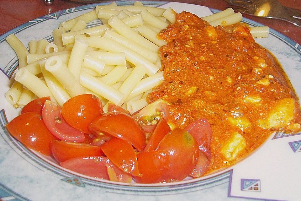 Spaghetti mit rotem Pesto und Schafskäse