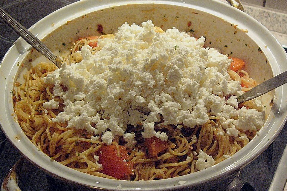 Spaghetti mit rotem Pesto und Schafskäse