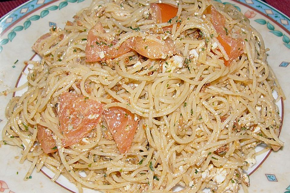 Spaghetti mit rotem Pesto und Schafskäse